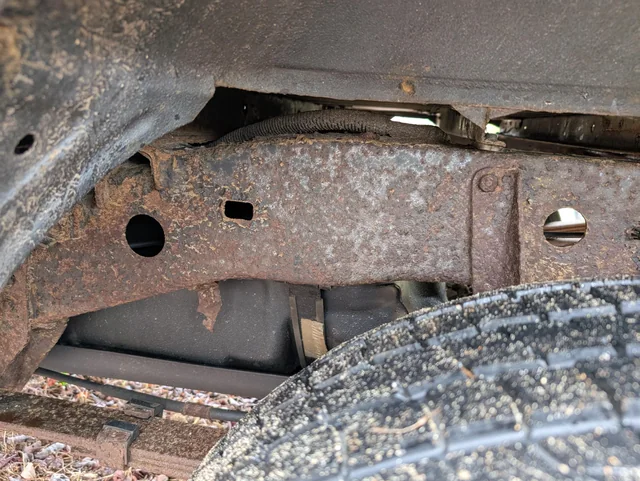 Los bajos de tu auto ven más humedad que limeño en invierno Revisión de bajos de auto en taller